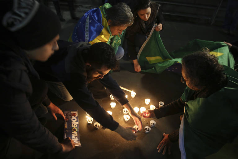 Pessoas acendem velas durante vigília em Juiz de Fora (MG) em apoio ao presidenciável Jair Bolsonaro (PSL), que foi esfaqueado durante ato de campanha na cidade