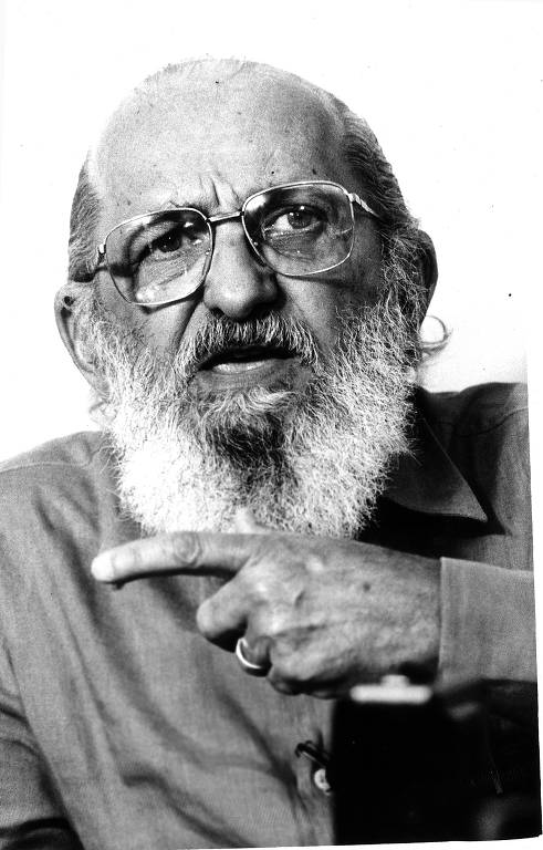 Paulo Freire durante entrevista à Folha