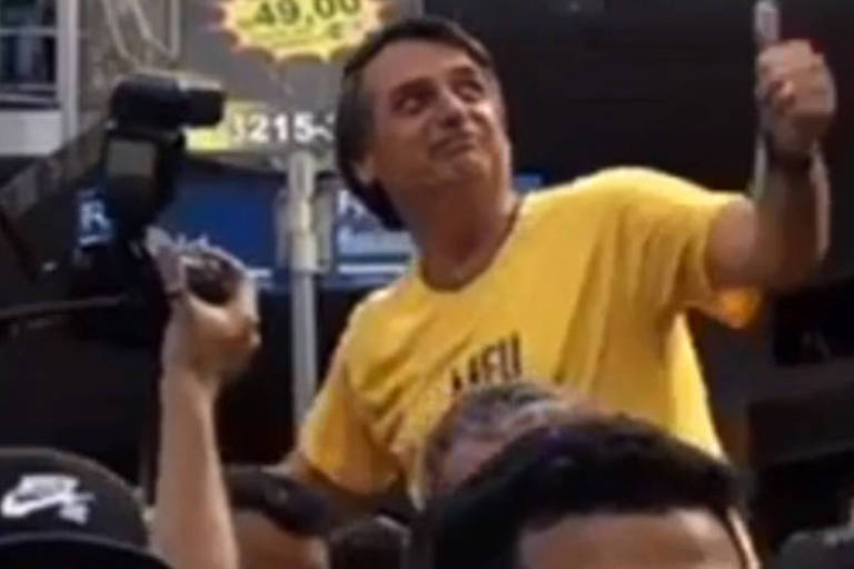  O candidato a presidente pelo PSL, Jair Bolsonaro, pouco antes de ser esfaqueado durante ato político em Juiz de Fora