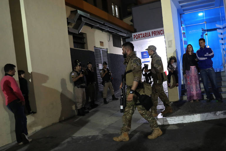 Policiais federais fazem a segurança nas proximidades da Santa Casa de Juiz de Fora (MG), onde está internado o presidenciável Jair Bolsonaro (PSL)