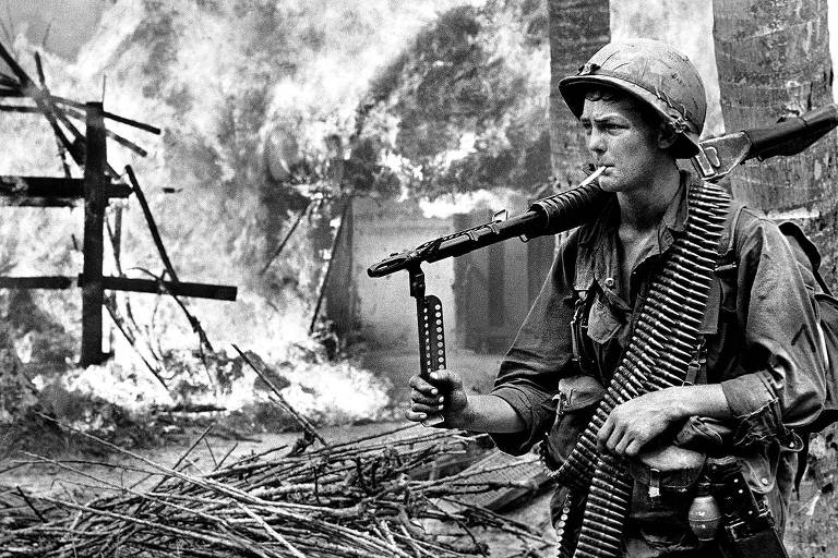 Soldado na Guerra do Vietnã em cena da série documental The Vietnam War, disponível na Netflix