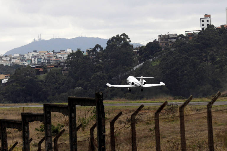 AviÃ£o transporta o candidato Ã  PresidÃªncia Jair Bolsonaro (PSL) de Juiz de Fora (MG) a SÃ£o Paulo 
