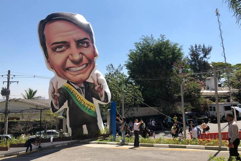 Jair Bolsonaro é esfaqueado em ato de campanha
