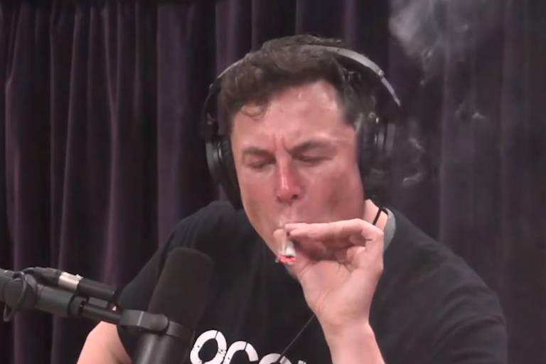 Elon Musk fumou maconha durante uma transmissão pela internet
