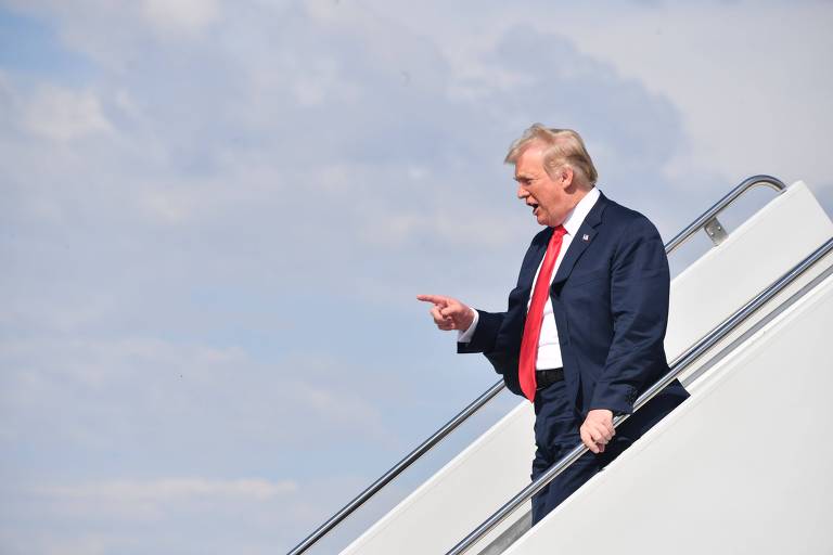 Trump desembarca do Air Force One em Fargo, no estado de Dakota do Norte, nesta sexta-feira (7)