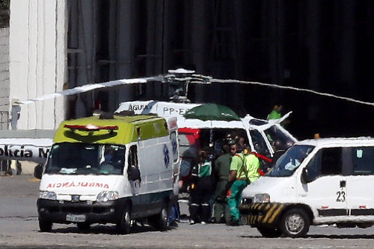 O candidato à Presidência Jair Bolsonaro (PSL) é transferido para um helicóptero no aeroporto de Congonhas, em São Paulo. Deputado foi levado para o Hospital Albert Einstein