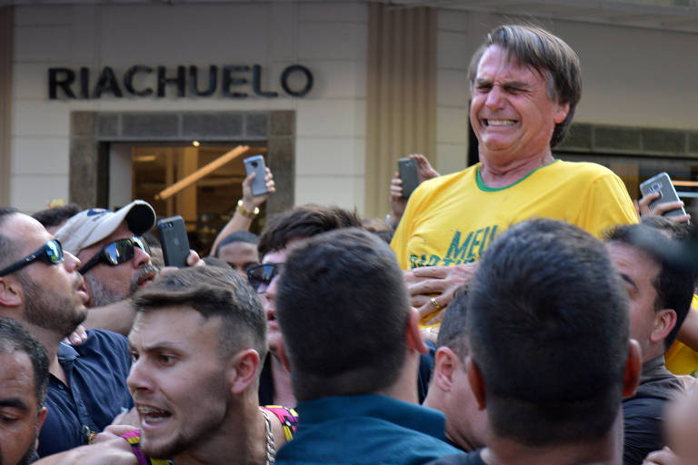 Candidato à presidência Jair Bolsonaro após ser atacadado com uma faca