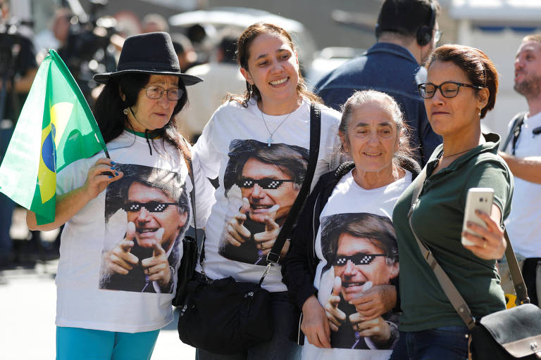 Apoiadores do candidato à Presidência Jair Bolsonaro (PSL) fazem manifestações diante do Hospital Albert Einstein. Deputado foi transferido para o local após permanecer internado em Juiz de Fora (MG)