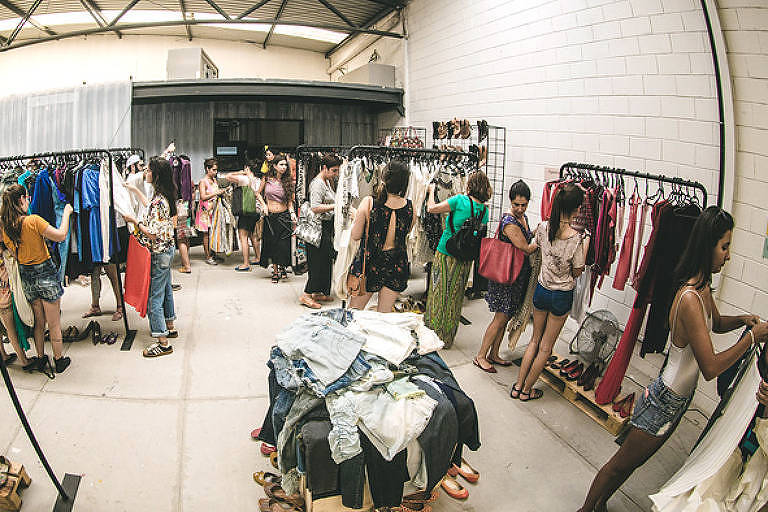 Edição do brechó coletivo Projeto Gaveta, no Rio, que promove troca-troca de roupas usadas