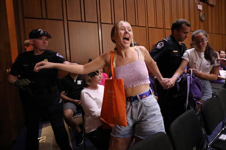Manifestante detida durante audiência do juiz Brett Kavanaugh em Washington