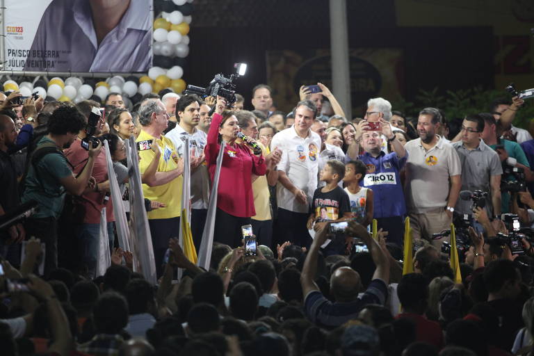 Kátia Abreu (PDT) discursa ao lado do candidato do partido à Presidência, Ciro Gomes (de amarelo) em evento de campanha no Cearpa