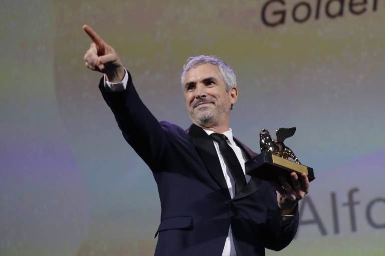 O diretor Alfonso Cuaron segura o Leão de Ouro por 'Roma' 