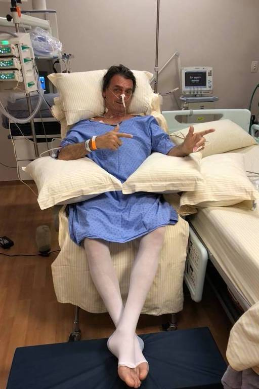 Flavio Bolsonaro divulga foto do pai em hospital fazendo gesto de arma