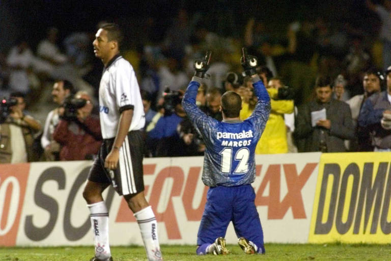 Marcos defende pênalti cobrado por Vampeta durante a Libertadores de 1999