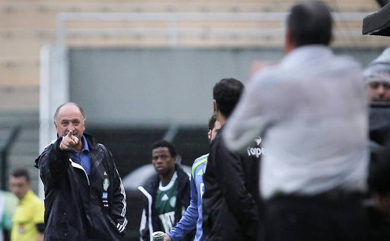 Felipão (esq.) e Tite batem boca durante jogo do Campeonato Paulista-2011. Fala, muito! Fala, muito, dizia Tite, fazendo gestos de palavras com as mãos.