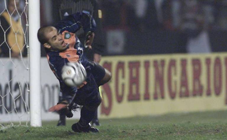 Marcos defende pênalti de Marcelinho e classifica o time para a decisão da Libertadores de 2000