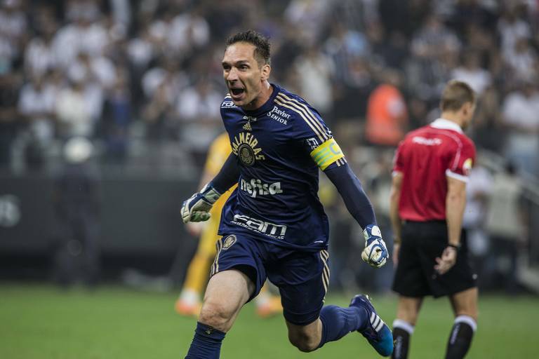 Fernando Prass comemora a classificação do Palmeiras para a final do Paulista após defender pênalti no Itaquerão em 2015