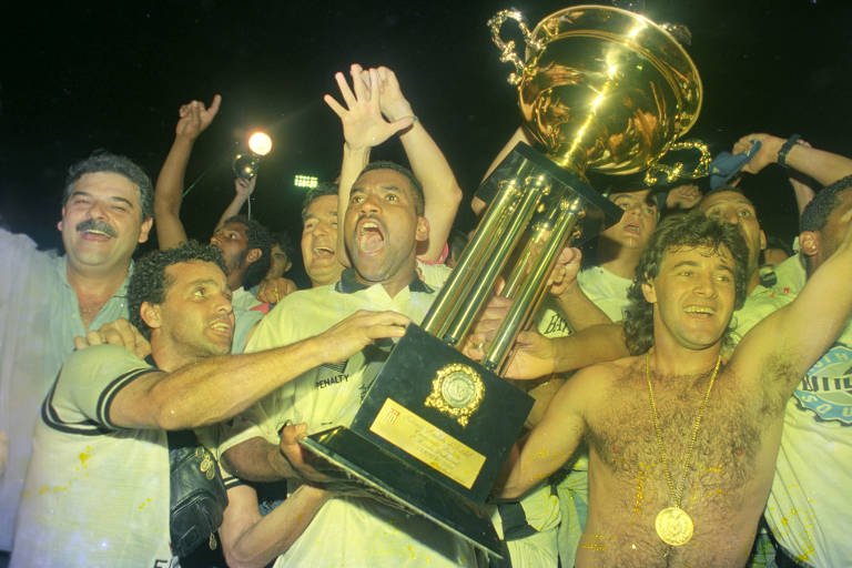 Jogadores do Corinthians comemoram o título conquistado sobre o Palmeiras em 1995. Final foi realizada em Ribeirão Preto