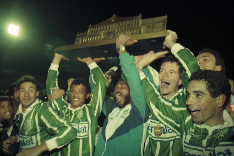 Jogadores do Palmeiras comemoram o título do Campeonato Paulista de 1993 conquistado diante do rival. Equipe colocou fim a 16 anos de jejum