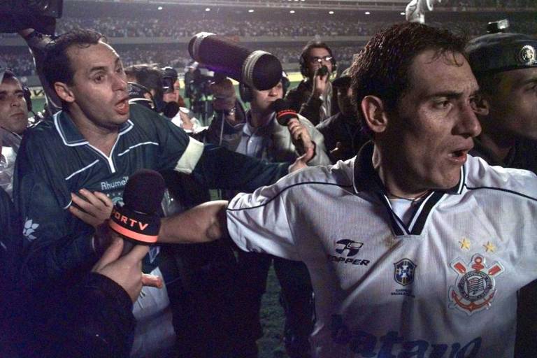 Evair e Gamarra durante a confusão da final do Paulista de 1999 após o atacante corintiano Edilson fazer embaixadinhas