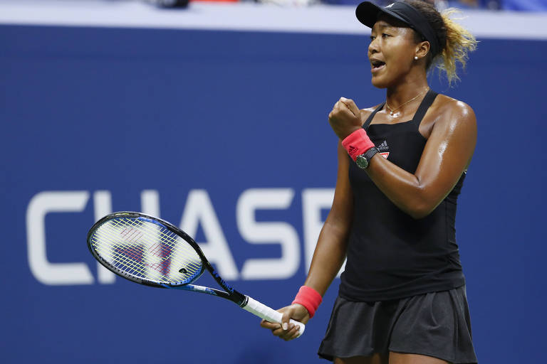 A japonesa Naomi Osaka comemora ponta durante a vitória sobre a americana Serena Williams