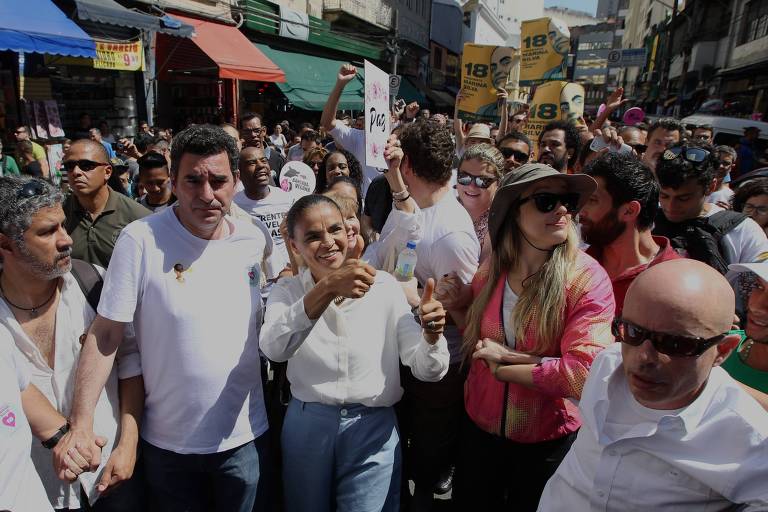 A candidata à Presidência da República Marina Silva (Rede) caminha pela rua 25 de Março, região central de São Paulo