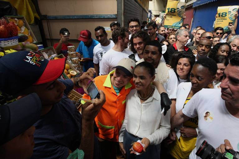 A candidata à Presidência da República Marina Silva (Rede) caminha pela rua 25 de Março, região central de São Paulo