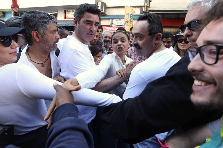 A candidata à Presidência da República Marina Silva (Rede) caminha pela rua 25 de Março, região central de São Paulo