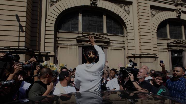 A candidata à Presidência da República Marina Silva (Rede) caminha pela rua 25 de Março, região central de São Paulo