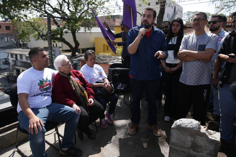 O candidato à Presidência Guilherme Boulos (PSOL) discursa durante agenda de campanha na comunidade de Heliópolis, zona sul da capital paulista