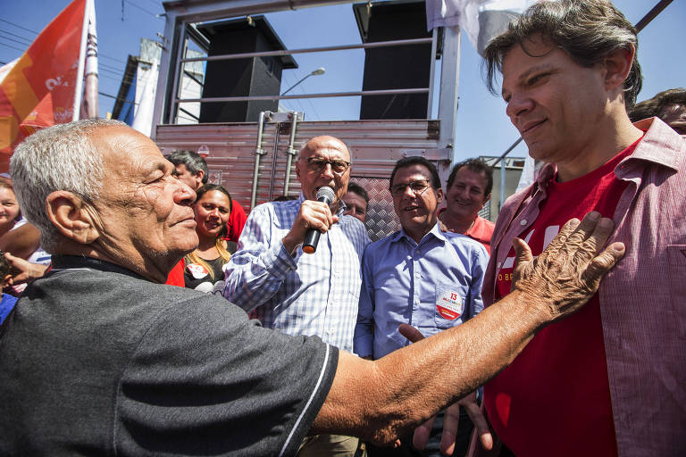 O então candidato à vice-presidente, Fernando Haddad (PT) participa de caminhada na Zona Sul de São Paulo junto com outros candidatos do partido. Ele foi escolhido pelo partido para substituir Lula, que teve a candidatura barrada pelo TSE