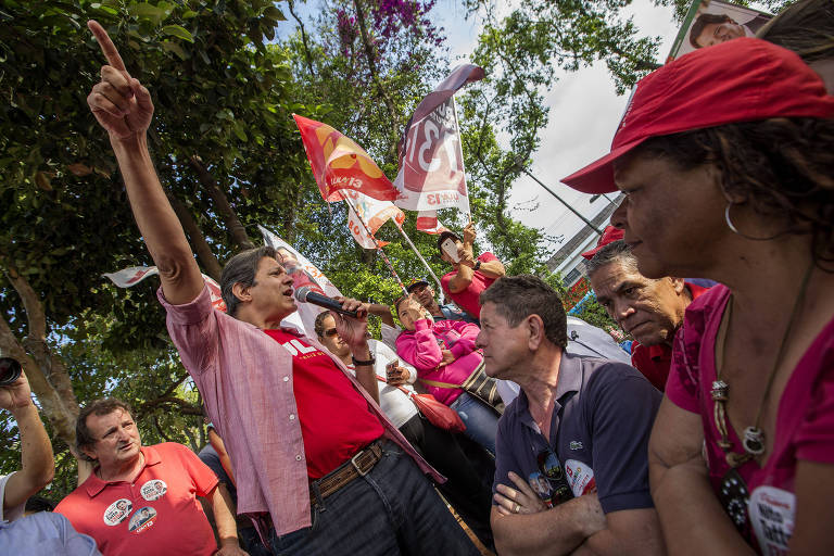 O então candidato à vice-presidente, Fernando Haddad (PT) discursa durante caminhada na Zona Sul de São Paulo junto com outros candidatos do partido. Ele foi oficializado como presidenciável pelo PT no lugar do ex-presidente Luiz Inácio Lula da Silva