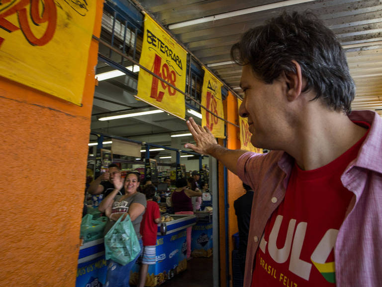 O então candidato à vice-presidente, Fernando Haddad (PT) participa de caminhada na Zona Sul de São Paulo junto com outros candidatos do partido. Ele foi oficializado como presidenciável pelo PT no lugar do ex-presidente Luiz Inácio Lula da Silva