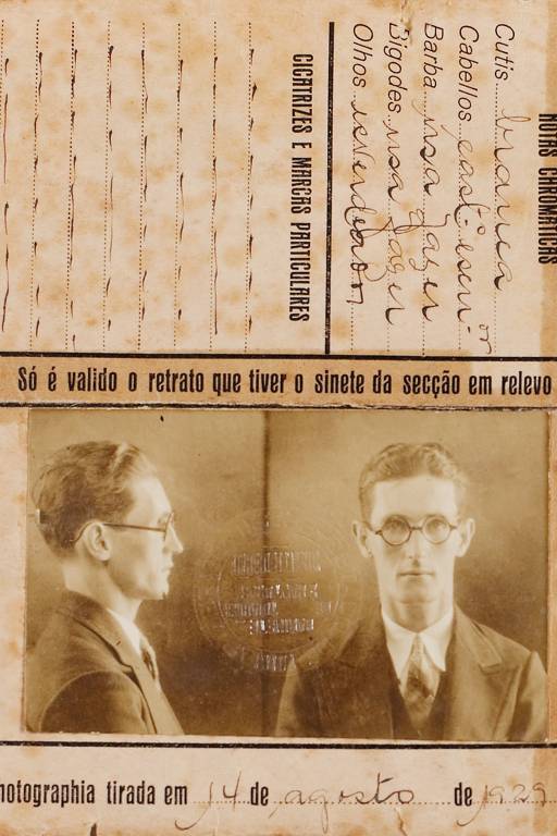 Carteira de identidade do poeta Carlos Drummond de Andrade, com foto tirada em 1929; acervo do poeta está na FCRB