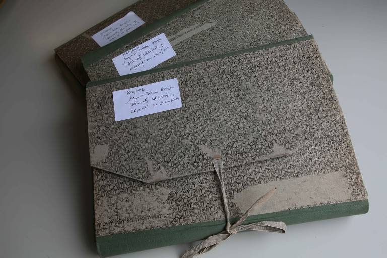 Pastas com material do cronista Rubem Braga, cujo acervo também está na FCRB