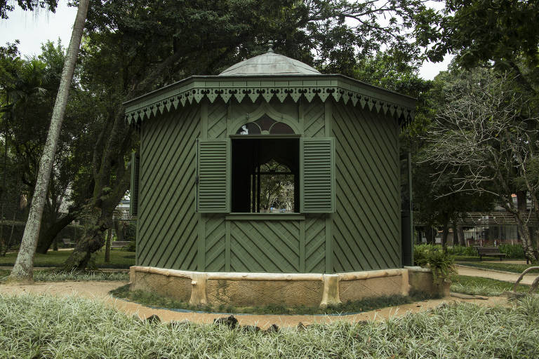 Quiosque no jardim histórico da Casa de Rui Barbosa; adutoras de 90 anos passam sob o jardim, ameaçando a fundação