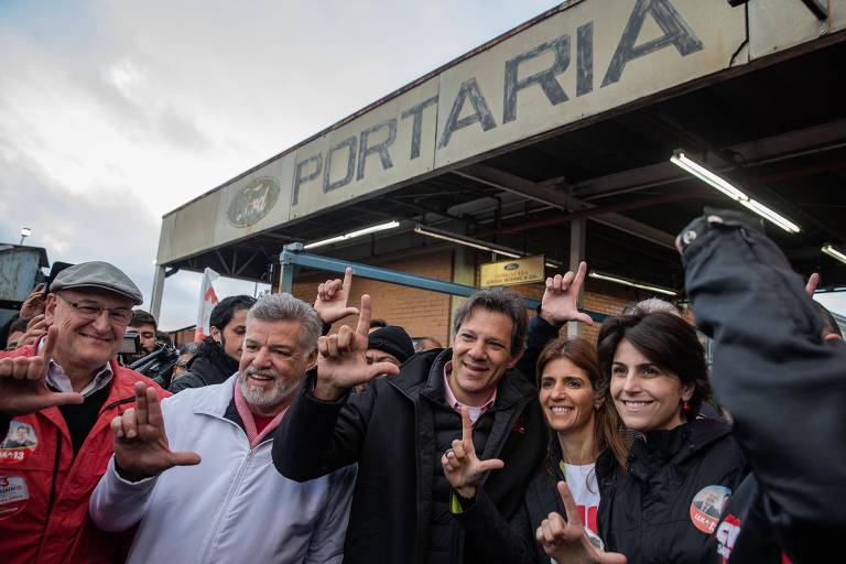 O então candidato à vice-presidente Fernando Haddad (PT), cumprimenta trabalhadores na porta da fábrica da Mercedes Benz em São Bernardo do Campo; Haddad segue os roteiros liderados por Lula quando presidente do Sindicato dos Metalúrgicos do ABC