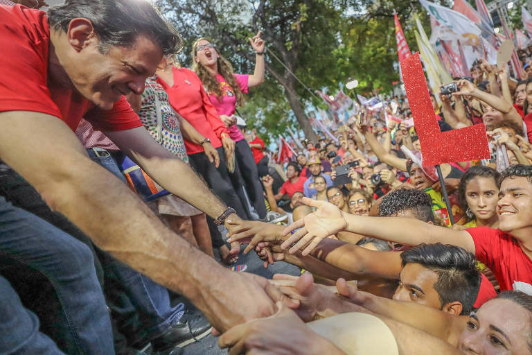 O então candidato à Vice-Presidente da República Fernando Haddad (PT), participa da caminhada #Lulapresidente pelo centro de Fortaleza, Ceará. Ele foi escolhido pelo partido para substituir Lula, que teve a candidatura barrada pelo TSE