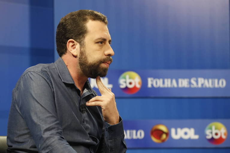 Guilherme Boulos, candidato à Presidência pelo PSOL, participa de sabatina promovida por UOL, Folha e SBT nos estúdios do UOL, em São Paulo 