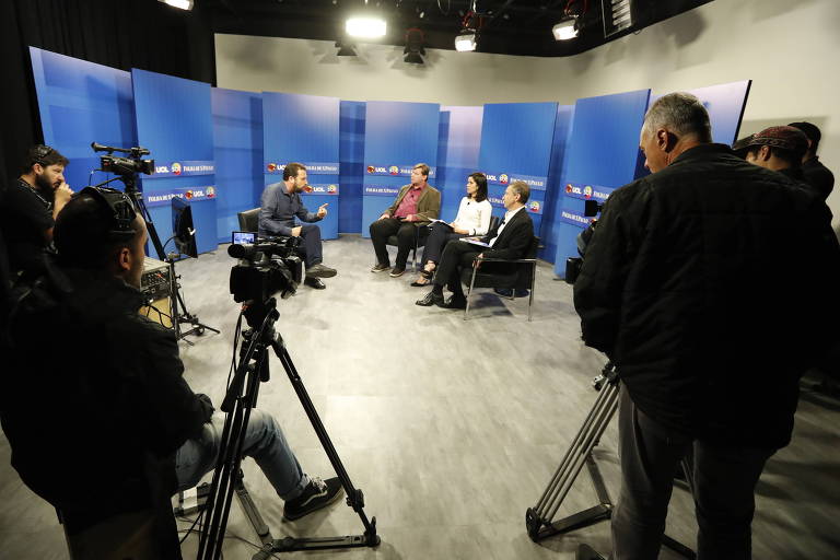 Guilherme Boulos, candidato à Presidência pelo PSOL, participa de sabatina promovida por UOL, Folha e SBT nos estúdios do UOL, em São Paulo 