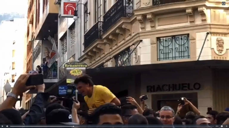 O candidato à presidência do PSL Jair Bolsonaro é esfaqueado durante evento de campanha em Juiz de Fora