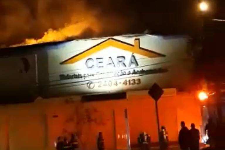 Fogo e fumaça saem pelo teto da loja Ceará