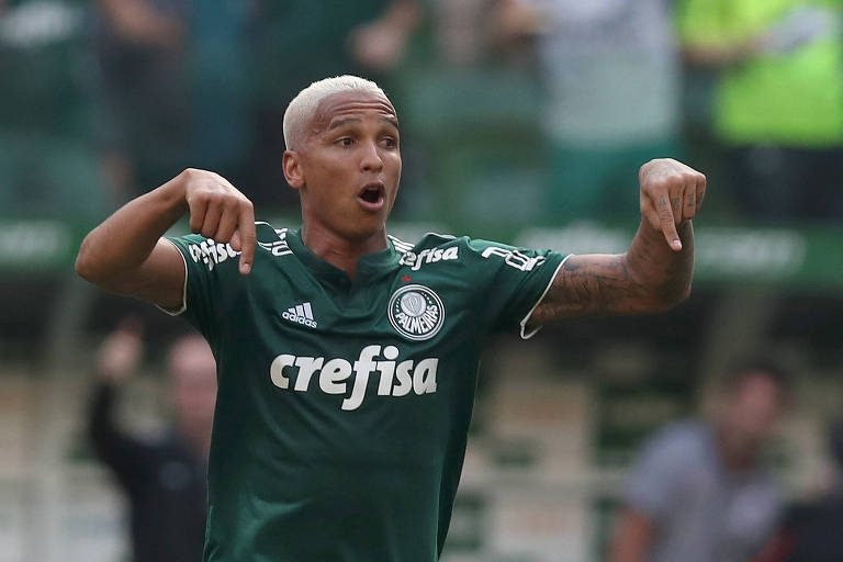 Deyverson comemora gol para o Palmeiras fazendo gesto com as mãos.