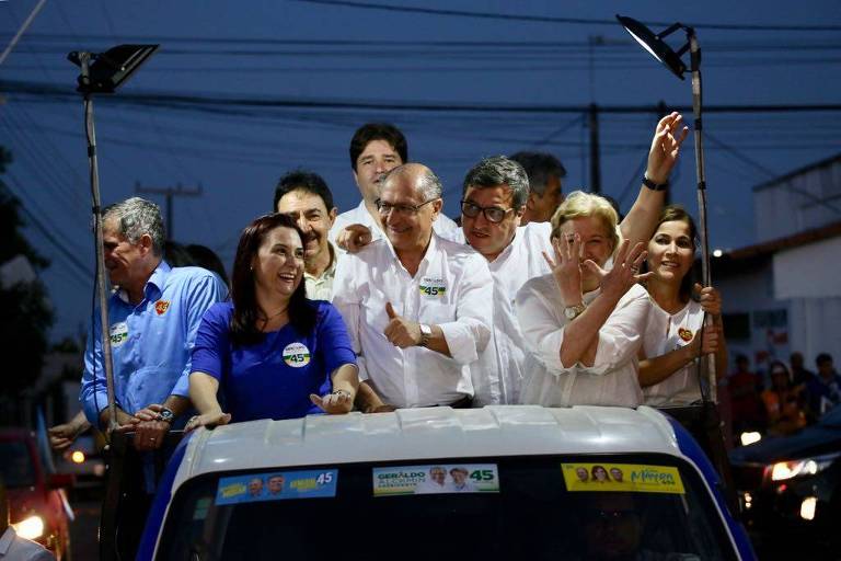 O candidato à Presidência da República Geraldo Alckmin (PSDB) e a vice, Ana Amélia (PP) fazem carreata em Caucaia, no Ceará
