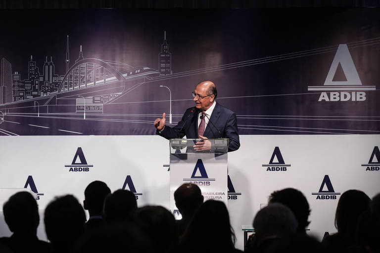 O candidato à Presidência da República Geraldo Alckmin (PSDB) participa de Fórum com presidenciáveis em São Paulo