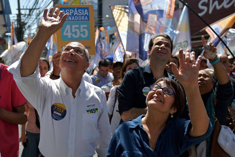 O candidato à Presidência da República Geraldo Alckmin (PSDB) acena para eleitores durante campanha eleitoral em Duque de Caxias, Rio de Janeiro