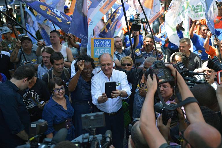 O candidato à Presidência da República Geraldo Alckmin (PSDB) tira selfie com eleitores durante campanha eleitoral em Duque de Caxias, Rio de Janeiro