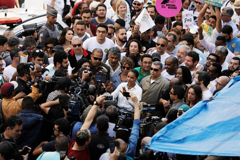 A candidata à Presidência da República Marina Silva (Rede) caminha pela rua 25 de Março, região central de São Paulo