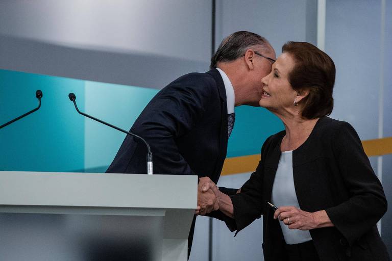 O candidato Geraldo Alckmin (PSDB), cumprimenta a vice Ana Amélia (PP) antes do debate dos candidatos à Presidência da República, no estúdio da TV Gazeta na avenida Paulista em São Paulo