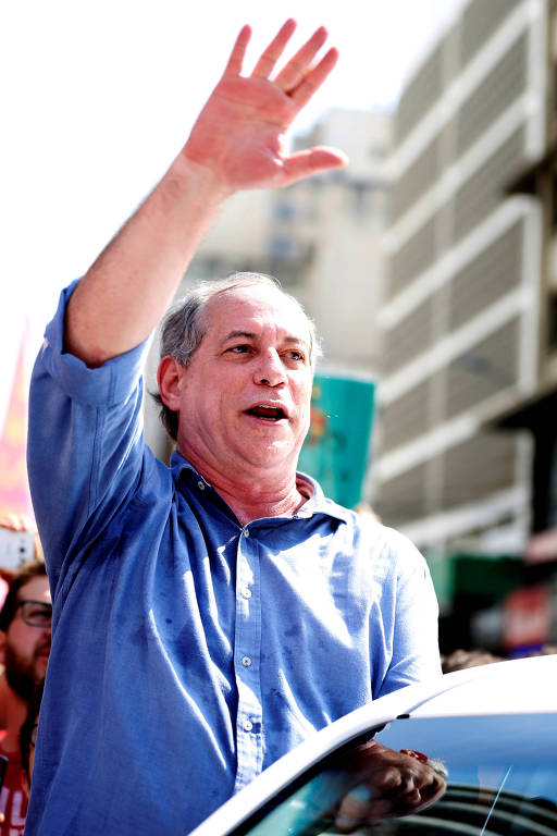 O candidato à Presidência da República Ciro Gomes (PDT) acena para eleitores durante campanha eleitoral em Curitiba, Paraná